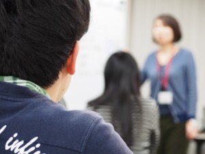 ADHDの特徴として大人数の会合での注意の維持が難しいなどもある