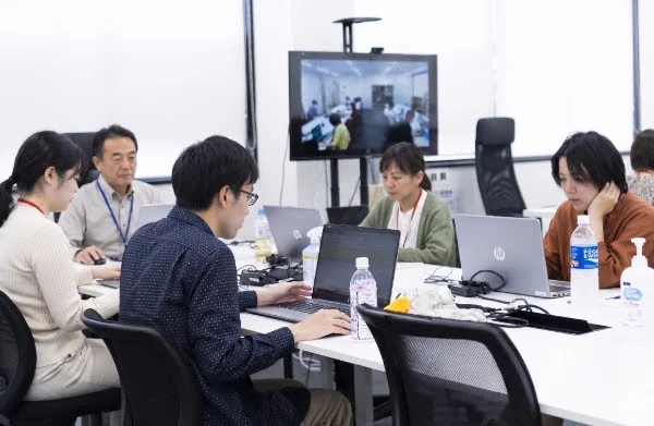 制作課題に取り組む様子の写真