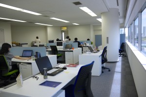 横浜駅徒歩数分にも関わらず 静かで落ち着いたオフィス環境